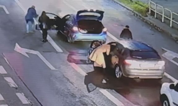 Policjant po służbie ugasił płonące auto na krajówce - szybka reakcja zapobiegła tragedii