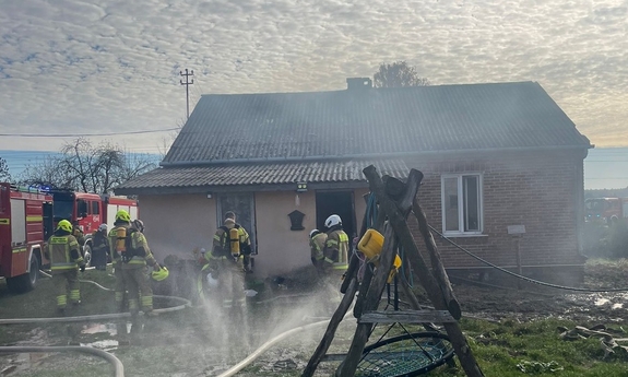 Dzielnicowa uratowała sześć zwierząt z pożaru domu