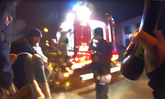 Na rękach wynieśli kobietę z zadymionego budynku, było o krok od tragedii