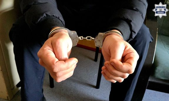 Napastnik zaatakował seniorkę w jej mieszkaniu. Kryminalni gwałtownie go zatrzymali