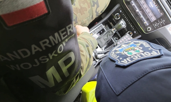 Policjant i żołnierz uratowali życie mężczyźnie, który zasłabł w parku