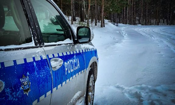 Policjanci pomogli zziębniętemu pieszemu