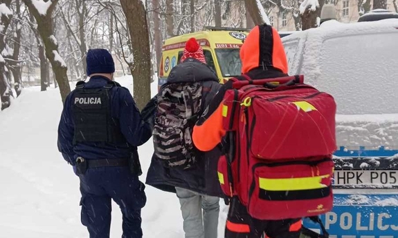 Policjanci uratowali mężczyznę przed wychłodzeniem