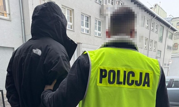 Zatrzymany przez kryminalnych 27-latek usłyszał zarzut za udział w obrocie narkotykami i trafił do aresztu