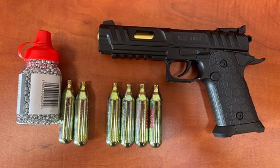 Strzelał z broni pneumatycznej do swojego ojca – to nie jedyne przestępstwo na koncie 21-latka