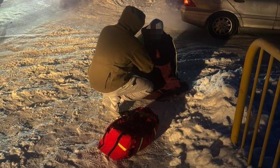 Wracając z nocnej zmiany pomógł wychłodzonemu mężczyźnie leżącemu na poboczu drogi
