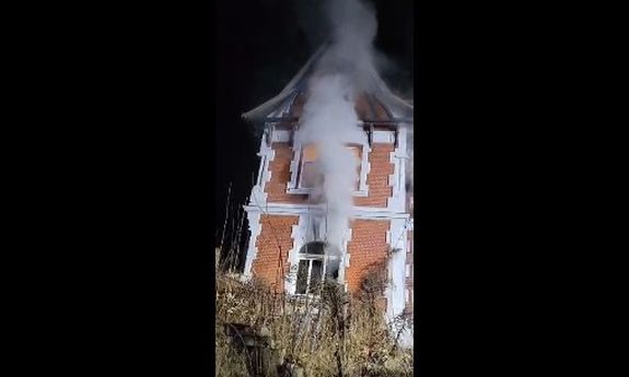 „Nawet z narażaniem życia”- funkcjonariusze ewakuowali 24 osoby z zadymionego budynku