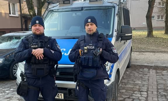 O krok od tragedii. Policjanci uratowali 65-latkę