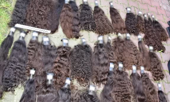 Włamał się do salonu, ukradł i zniszczył włosy za ponad 800 tys. zł