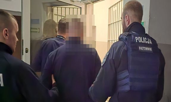 Policjanci zatrzymali sprawcę napadu na kierowcę i odzyskali skradziony samochód