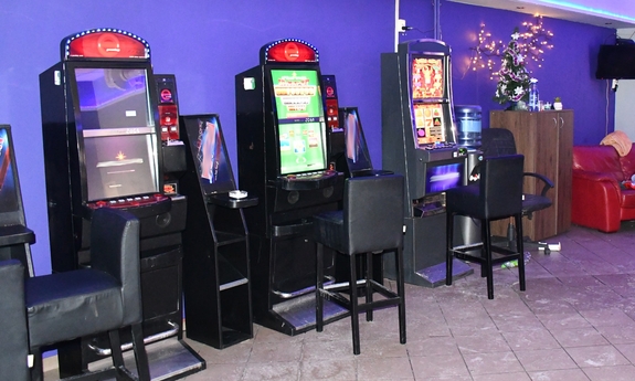 Trzech młodych mężczyzn w areszcie – rozbój z użyciem gazu w lokalu z nielegalnymi automatami