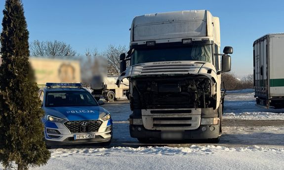 Siedział w nieogrzewanym aucie - policjanci zorganizowali pomoc