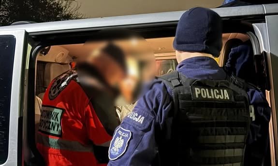 Nocna interwencja policjantów – pomoc dla starszej, zdezorientowanej kobiety