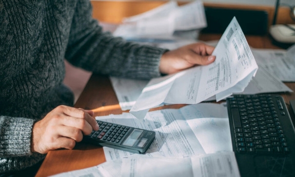 Niemal 300 zarzutów karnych dla podejrzanych o oszustwa na szkodę przedsiębiorców