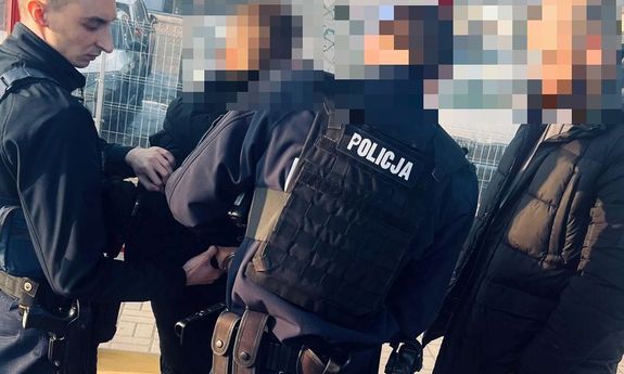 Policjanci wracając ze służby zatrzymali podpalacza i złodzieja. Mężczyzna już usłyszał ponad 60 zarzutów