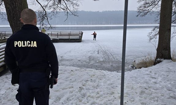 Pod mężczyzną załamał się lód - uratowali go policjanci