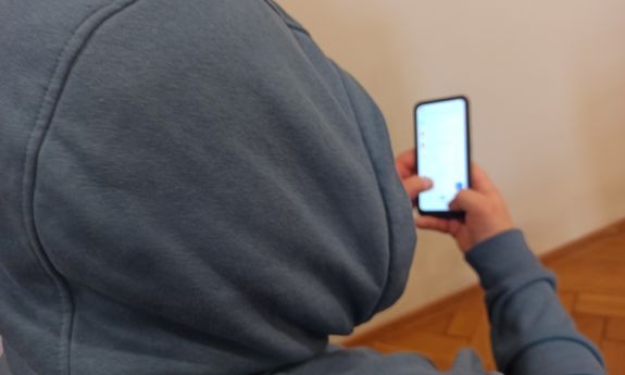 Fałszywy pracownik departamentu bezpieczeństwa - małżeństwo straciło ponad 15 tys. zł