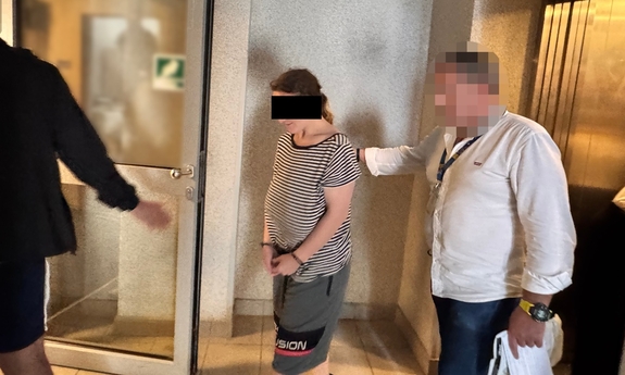 W przeszłości zgłaszała fikcyjne zagrożenia i obserwowała działania służb, a teraz zaatakowała policjanta