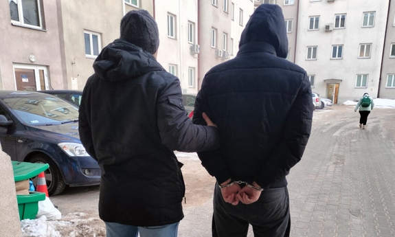 Czterech zatrzymanych za pobicie i uszkodzenie mienia