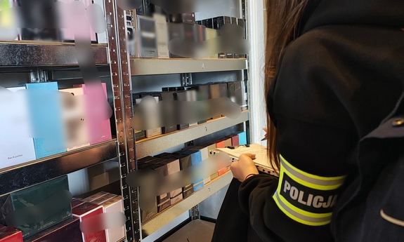 Z domu zrobili magazyn nielegalnych towarów. Mężczyźni w rękach zgierskich policjantów