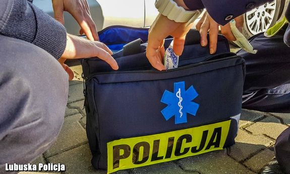 Seniorka upadła i nie mogła wstać. Policjanci podjęli decyzję o wyważeniu drzwi by ją ratować