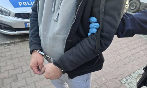 Oleśniccy policjanci zatrzymali mężczyznę, który kierował autem mimo 12-letniego zakazu. Okazało się, iż przebywał w Polsce nielegalnie