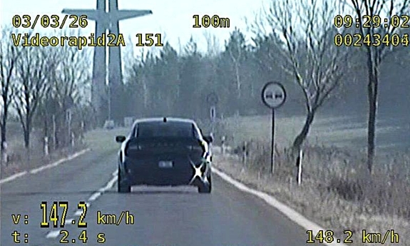 Nowe przepisy i pierwsze zatrzymane prawa jazdy za przekroczenie prędkości poza obszarem zabudowanym