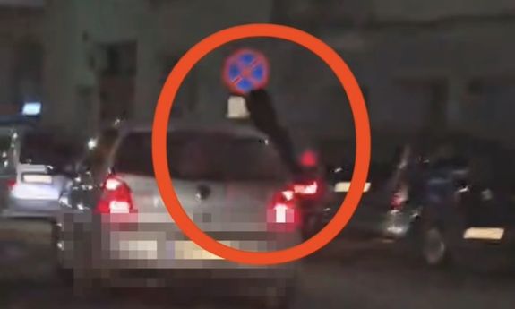 Zamiast w fotelu pasażera siedziała na drzwiach pojazdu