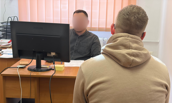 32-latek zatrzymany na gorącym uczynku, gdy próbował odebrać od seniora 150 tysięcy złotych