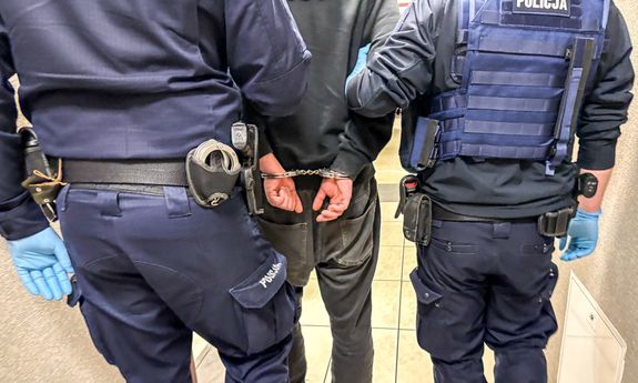 Zlekceważył sądowy zakaz i potrącił policjanta. 28-latek zatrzymany po pościgu