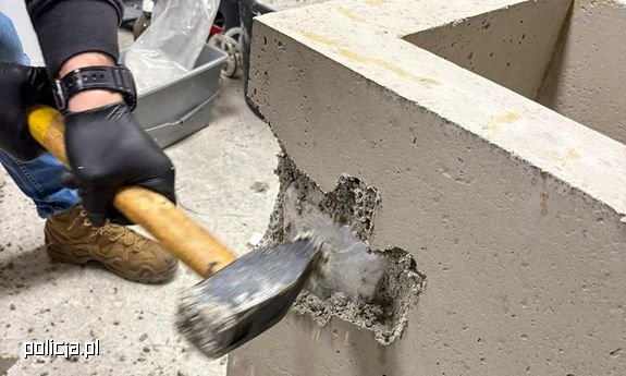 Ponad 42 kilogramy kokainy ukryte w betonowych donicach! Wspólna akcja CBŚP i dolnośląskiej Policji