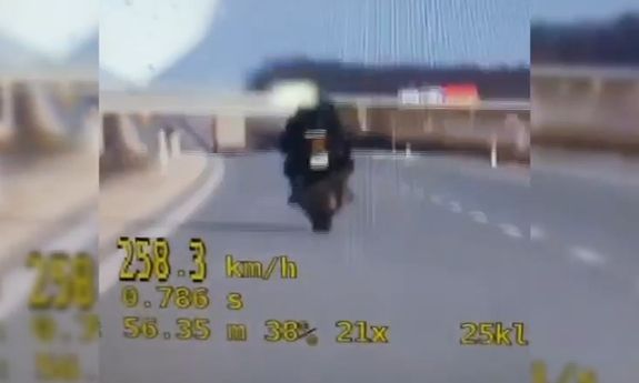 Pędził motocyklem 251 km/h i nie miał uprawnień