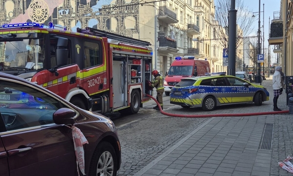 Łódzcy policjanci uratowali mężczyznę z pożaru - wszystko zarejestrowały kamery