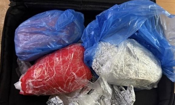 Znaczne ilości narkotyków "zombie” w bagażniku. Ostrowscy policjanci zatrzymali dwie osoby