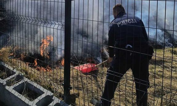 Policjanci ugasili płonącą łąkę w Bieszczadach