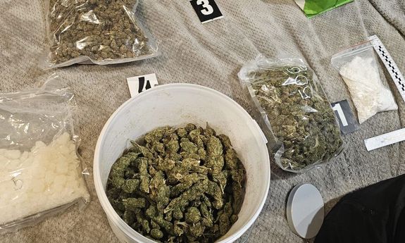 Funkcjonariusze zabezpieczyli narkotyki w postaci marihuany, amfetaminy, mefedronu oraz tabletek o łącznej wadze ponad 7 kilogramów
