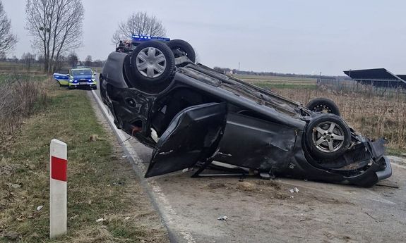 Nieodpowiedzialność za kierownicą - pijana kierująca dachowała z dzieckiem w aucie. Nagranie ku przestrodze