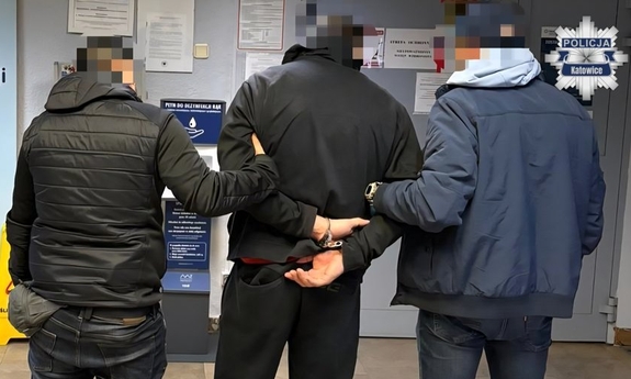 Agresywny napastnik zatrzymany. 43-latek usłyszał szereg zarzutów