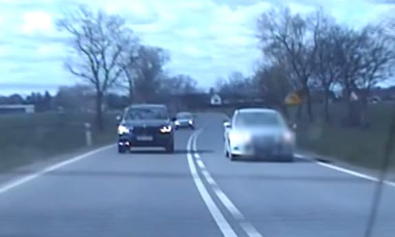 Kobieta zignorowała ograniczenie prędkości i zakaz wyprzedzania - efekt 2 tysiące złotych mandatu karnego i 26 punktów karnych