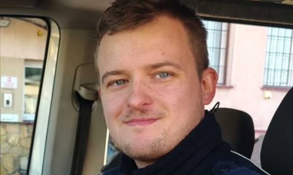 Dzielnicowy sierżant Kamil Kopytyński pomógł seniorce, która zasłabła na chodniku