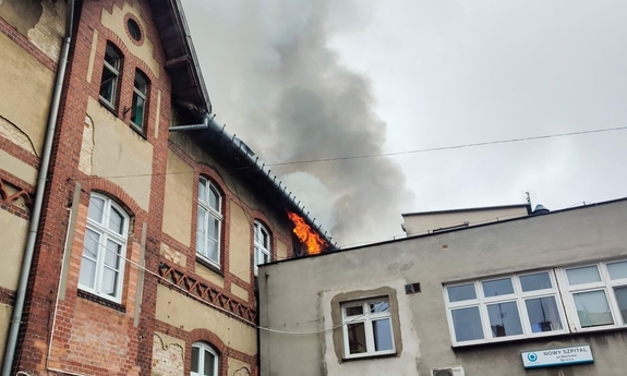 Policjanci ze Wschowy pomagali w ewakuacji podczas pożaru szpitala