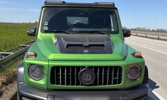 Policjanci odzyskali po pościgu autostradą skradzionego mercedesa o wartości ponad 1 mln zł