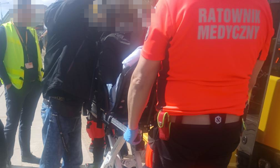 Dzielnicowy w drodze na służbę pomógł kobiecie, która dostała ataku epilepsji