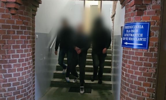 Wrocławscy policjanci błyskawiczne zatrzymali agresywnego mężczyznę, który z nożem wtargnął na statek wycieczkowy