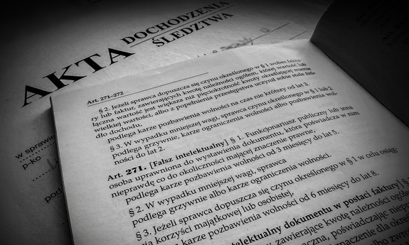 Fałszowanie dokumentacji i sprowadzenie bezpośredniego niebezpieczeństwa zdarzenia – akt oskarżenia przeciwko sześciu osobom