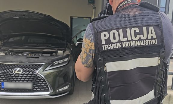 Policjanci zatrzymali obywatela Litwy, który uciekał skradzionym samochodem