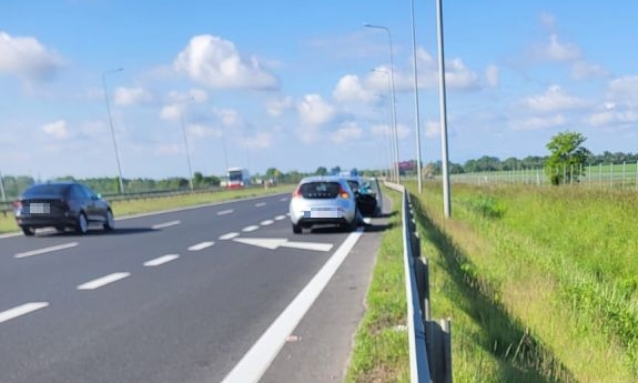 Czujność kierowcy i szybka reakcja policjantów zapobiegły tragedii na drodze ekspresowej S5