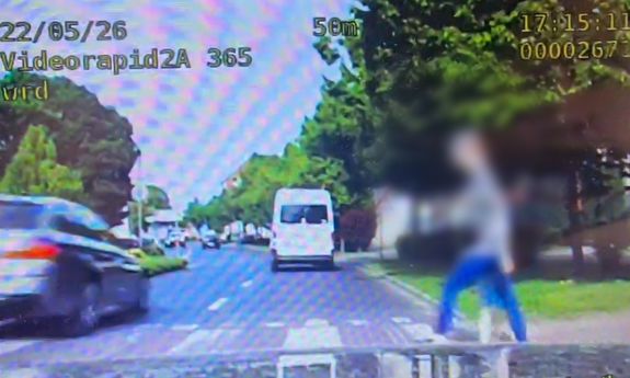 Niebezpieczne wyprzedzanie na przejściu dla pieszych - uważajmy na drodze
