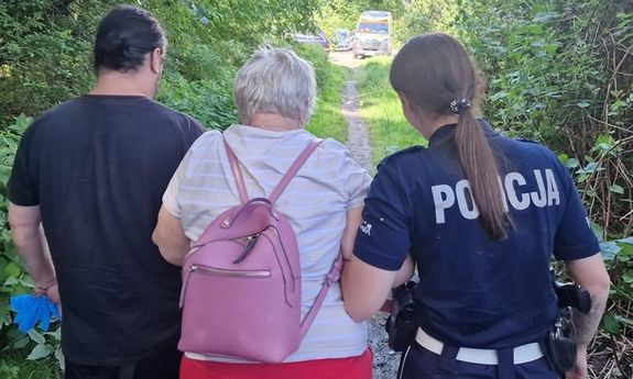 Szybka i skuteczna akcja złotoryjskich policjantów. Mundurowi uratowali kobietę, która podczas spaceru w lesie upadła i doznała urazu nogi