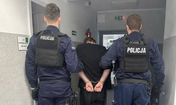 Policjant na wolnym zatrzymał sprawcę kradzieży, który ranił go nożem